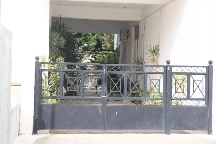 Τραγωδία στο Μενίδι: Ο 84χρονος αντιμετωπίζει ψυχολογικά προβλήματα – «Την είχε χτυπήσει ξανά», λένε γείτονες