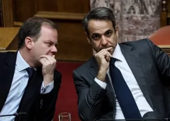 Επικοινωνιακή «καταιγίδα» Μαξίμου: Η «σύμπτωση» της δικογραφίας Καραμανλή και οι «αλλαγές στον σιδηρόδρομο»