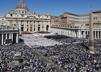 Στην τελευταία του κατοικία ο Πάπας Φραγκίσκος – Δεκάδες ηγέτες και πάνω 250.000 πιστοί αποχαιρέτισαν τον «Πάπα των φτωχών»