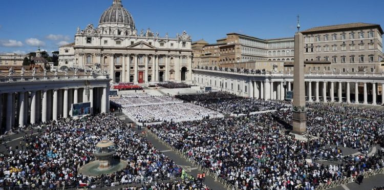 Στην τελευταία του κατοικία ο Πάπας Φραγκίσκος – Δεκάδες ηγέτες και πάνω 250.000 πιστοί αποχαιρέτισαν τον «Πάπα των φτωχών»