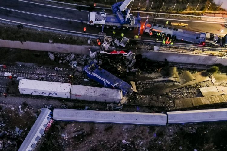 Έγκλημα Τέμπη: «Η καρδιά μου χθες ήταν μισή» – Επίσκεψη συγγενών στον τόπο του δυστυχήματος