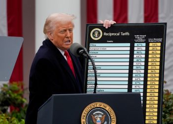 Λευκός Οίκος: «Οι δασμοί δεν πρόκειται να πέσουν κάτω από το 10%»