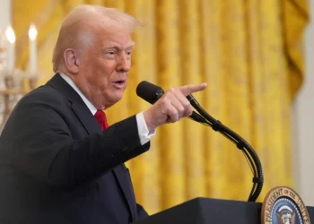 Ο Τραμπ απειλεί με επιπλέον δασμούς 50% την Κίνα αν δεν άρει τα αντίποινα του 34%