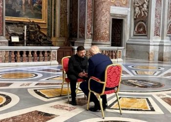 Ζελένσκι – Τραμπ: Η δυνατή εικόνα των δύο ηγετών να συνομιλούν στη Βασιλική του Αγίου Πέτρου