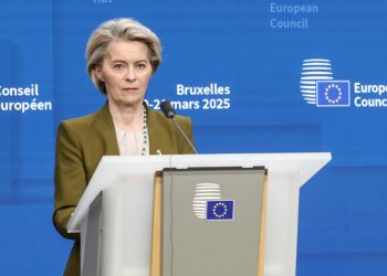 ΕΕ: Η Κομισιόν «παγώνει» αναλογικά τους δασμούς προς τις ΗΠΑ για 90 ημέρες