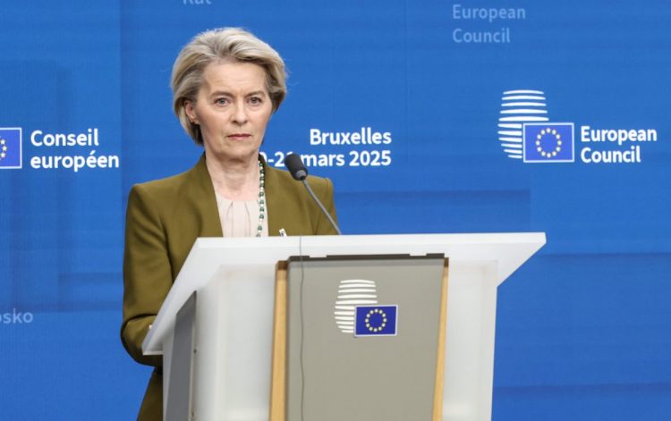 ΕΕ: Η Κομισιόν «παγώνει» αναλογικά τους δασμούς προς τις ΗΠΑ για 90 ημέρες