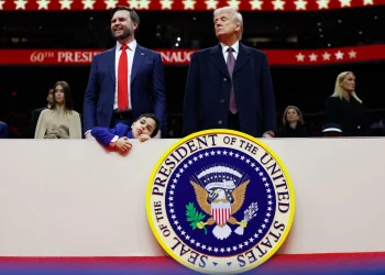 Βανς σε Στάρμερ: «Καταργήστε τους νόμους υπέρ ΛΟΑΤΚΙ για να έχετε εμπορική συμφωνία»