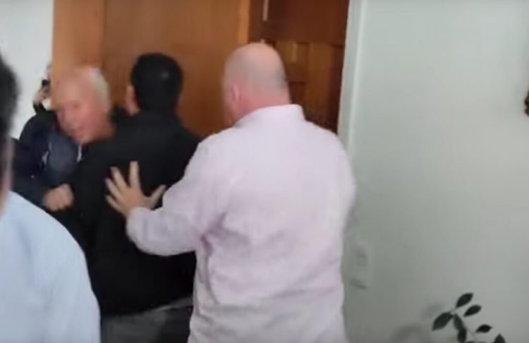 Φαρ Ουέστ στον Βόλο: Ο Μπέος τραμπούκισε και προκάλεσε τη σύλληψη δημοτικού σύμβουλου (Videos)