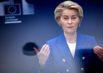 Κομισιόν: «Έχουμε πατήσει το κουμπί της παύσης των δασμών»