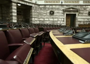 Σάλος στη Βουλή: Δύο βουλευτές της αντιπολίτευσης αποπειράθηκαν να τραβήξουν φωτογραφία τη δικογραφία