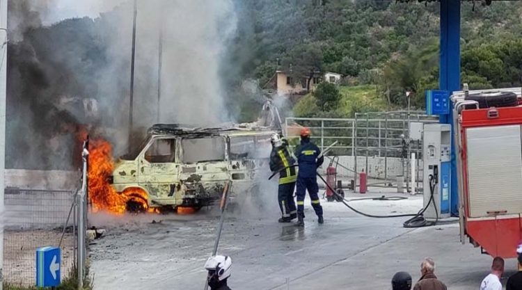 Ραφήνα: Bαν τυλίχθηκε στις φλόγες σε βενζινάδικο – Δύο τραυματίες – ΒΙΝΤΕΟ