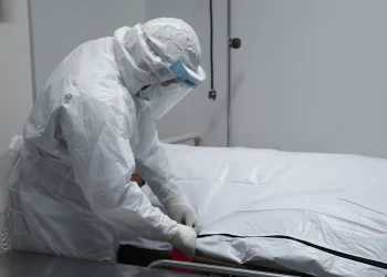 Έρευνα του Εσωτερικών Υποθέσεων για δωροδοκίες στη Θεσσαλονίκη – Εμπλέκονται νεκροτόμοι και ιατροδικαστές, δυο συλλήψεις