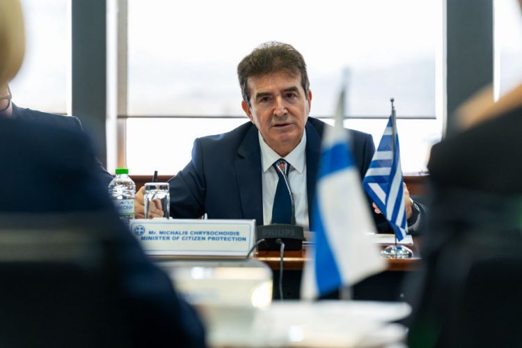 Ο Χρυσοχοΐδης «αποφάσισε και διέταξε» την απαγόρευση συναυλιών στα Εξάρχεια