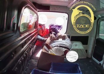 Στέλεχος του ΣΔΟΕ παρίστανε τον κούριερ και συνέλαβε 38χρονο που παραλάμβανε ναρκωτικά