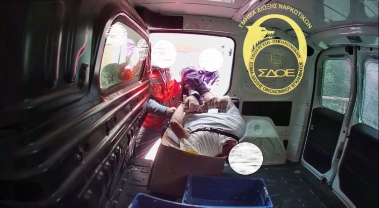 Στέλεχος του ΣΔΟΕ παρίστανε τον κούριερ και συνέλαβε 38χρονο που παραλάμβανε ναρκωτικά