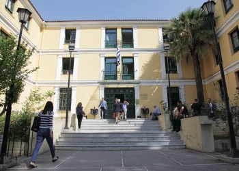 Ελεύθερος με περιοριστικούς όρους ο κατηγορούμενος για τον ξυλοδαρμό επιχειρηματία στην Γλυφάδα