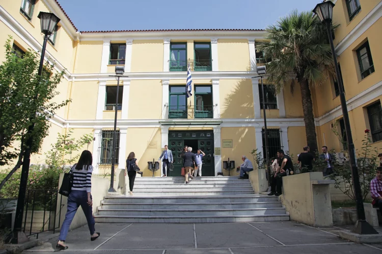 Ελεύθερος με περιοριστικούς όρους ο κατηγορούμενος για τον ξυλοδαρμό επιχειρηματία στην Γλυφάδα