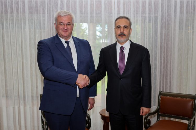 Πόλεμος στην Ουκρανία: Σιμπίχα και Φιντάν συζήτησαν «ενδελεχώς» για τον τερματισμό του πολέμου