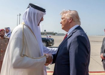 Τραμπ: Φαντασμαγορική υποδοχή στο Κατάρ – Τα κόκκινα Cybertrucks και οι καμήλες