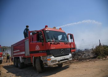 Υπό μερικό έλεγχο η φωτιά στην παλαιά εθνική οδό Αθηνών – Κορίνθου