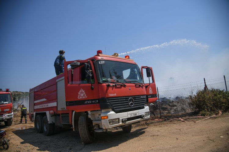 Υπό μερικό έλεγχο η φωτιά στην παλαιά εθνική οδό Αθηνών – Κορίνθου