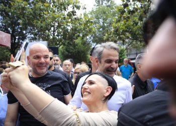 Μητσοτάκης: Κακοσκηνοθετημένο κυβερνητικό σόου με φόντο τα Μέγαρα και το «καφέ της Άντζελας»