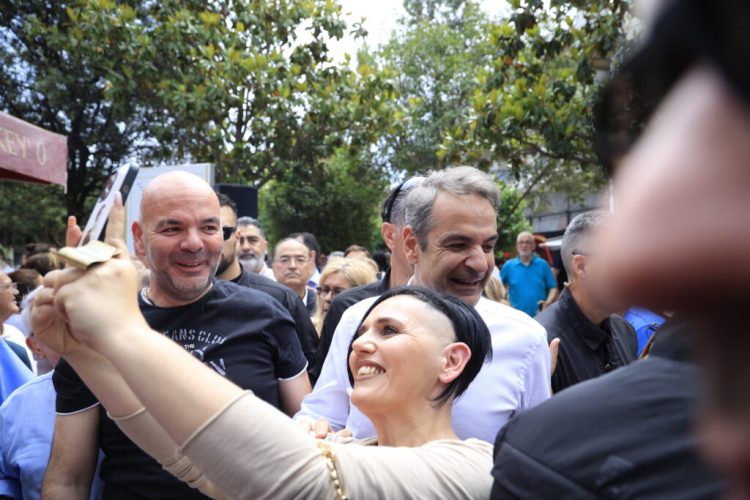 Μητσοτάκης: Κακοσκηνοθετημένο κυβερνητικό σόου με φόντο τα Μέγαρα και το «καφέ της Άντζελας»