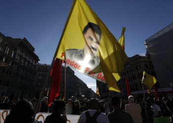 Ιστορική απόφαση: Το PKK καταθέτει τα όπλα και αναστέλλει τη δράση του