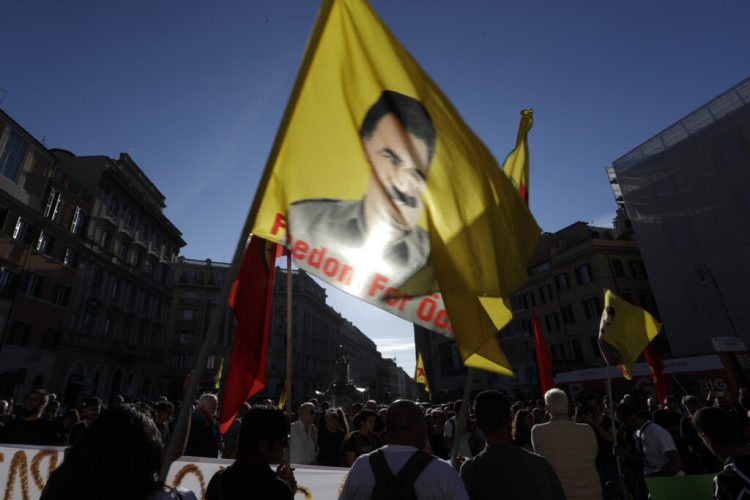 Ιστορική απόφαση: Το PKK καταθέτει τα όπλα και αναστέλλει τη δράση του