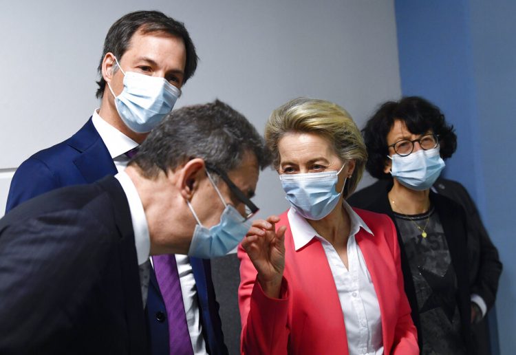 Pfizergate: Την Τετάρτη η απόφαση για φον Ντερ Λάιεν και τα μηνύματα με Μπουρλά για τα εμβόλια