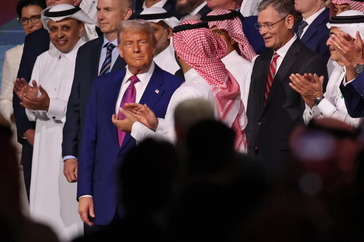 Συμφωνίες ύψους 600 δισ. δολαρίων για τον Τραμπ στη Σαουδική Αραβία – «Πέτυχε τη μεγαλύτερη αμυντική συμφωνία στην Ιστορία»