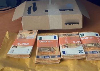 ΕΛ.ΑΣ: Ηλικιωμένος πέταξε κατά λάθος 20.000 ευρώ σε κάδο ανακύκλωσης ηλεκτρονικών συσκευών