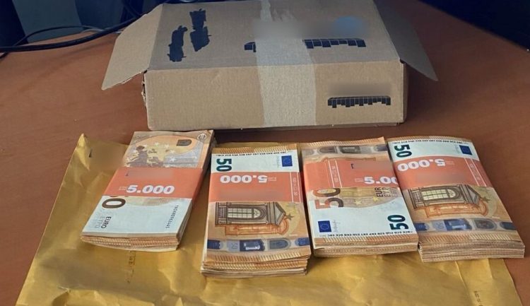 ΕΛ.ΑΣ: Ηλικιωμένος πέταξε κατά λάθος 20.000 ευρώ σε κάδο ανακύκλωσης ηλεκτρονικών συσκευών