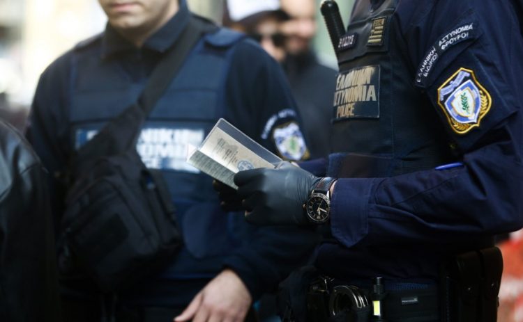 ΕΛΑΣ: Εντοπίστηκε πλήρες εργαστήριο κατάρτισης πλαστών ταξιδιωτικών εγγράφων