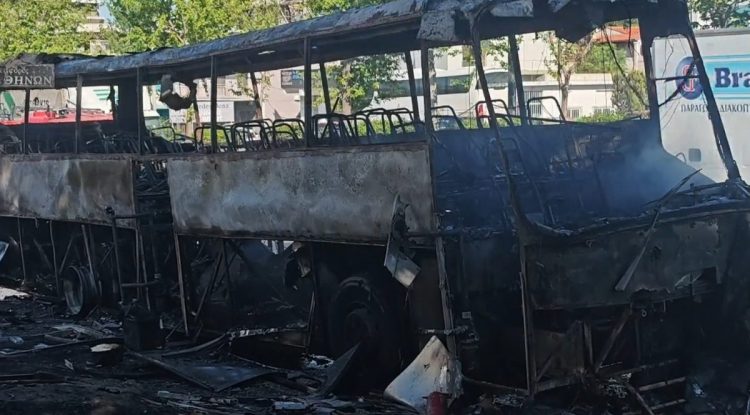 Χαϊδάρι: Στις φλόγες πούλμαν στη λεωφόρο Αθηνών – Πού διακόπηκε η κυκλοφορία