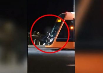 Νεαρός κρεμάστηκε στο πίσω μέρος τραμ στην Παραλιακή – Η ανακοίνωση της ΣΤΑΣΥ