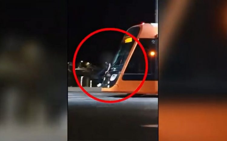 Νεαρός κρεμάστηκε στο πίσω μέρος τραμ στην Παραλιακή – Η ανακοίνωση της ΣΤΑΣΥ
