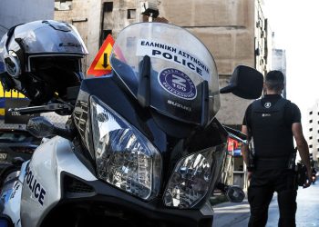 Αττική: Επιχείρηση της ΕΛΑΣ και συλλήψεις σε κτηματολογικά γραφεία – Μέχρι 500 ευρώ η ταρίφα για το «γρηγορόσημο»