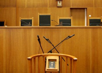 Σκάνδαλο υποκλοπών: Νέα «τρικλοποδιά» στη δίκη – Επ’ αόριστον αναβολή λόγω… μετάφρασης