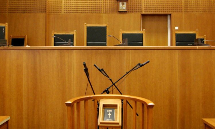 Σκάνδαλο υποκλοπών: Νέα «τρικλοποδιά» στη δίκη – Επ’ αόριστον αναβολή λόγω… μετάφρασης