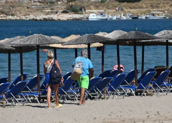 Guardian: Αγώνας δρόμου στην Ελλάδα σε αναζήτηση εργαζομένων για τον τουριστικό κλάδο ενόψει της θερινής σεζό