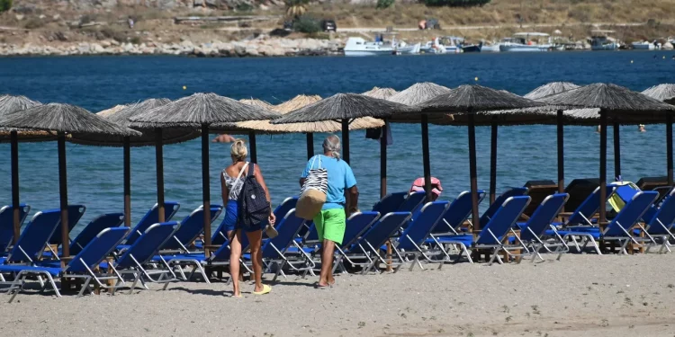 Guardian: Αγώνας δρόμου στην Ελλάδα σε αναζήτηση εργαζομένων για τον τουριστικό κλάδο ενόψει της θερινής σεζό