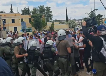 Επεισόδια έξω από το υπουργείο Μεταφορών – Καταστολή και χημικά από τα ΜΑΤ στους οδηγούς ταξί