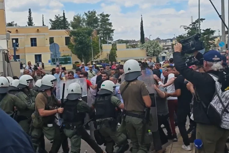 Επεισόδια έξω από το υπουργείο Μεταφορών – Καταστολή και χημικά από τα ΜΑΤ στους οδηγούς ταξί