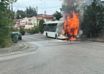 Θεσσαλονίκη: Κατάσβεση φωτιάς σε αστικό λεωφορείο στο Πανόραμα