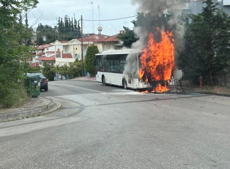 Θεσσαλονίκη: Κατάσβεση φωτιάς σε αστικό λεωφορείο στο Πανόραμα