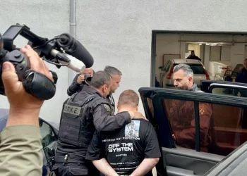 «Σπάει» τη σιωπή του ο πατέρας του μητροκτόνου: «Ποτέ δεν τον άφησα, είναι στα χαμένα αυτή τη στιγμή»