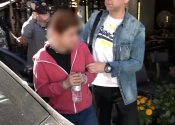 Λάρισα: Ανατρίχιασαν και οι γιατροί με τα σημάδια στα κορμάκια των παιδιών – «Μας έκαιγε με τσιγάρο και μας χτυπούσε»