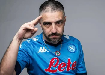 ΛΕΞ: Ο ράπερ – φαινόμενο, που συγκεντρώνει χιλιάδες φίλους της μουσικής χωρίς καν διαφήμιση των συναυλιών του