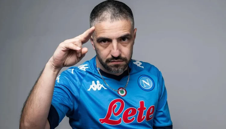 ΛΕΞ: Ο ράπερ – φαινόμενο, που συγκεντρώνει χιλιάδες φίλους της μουσικής χωρίς καν διαφήμιση των συναυλιών του